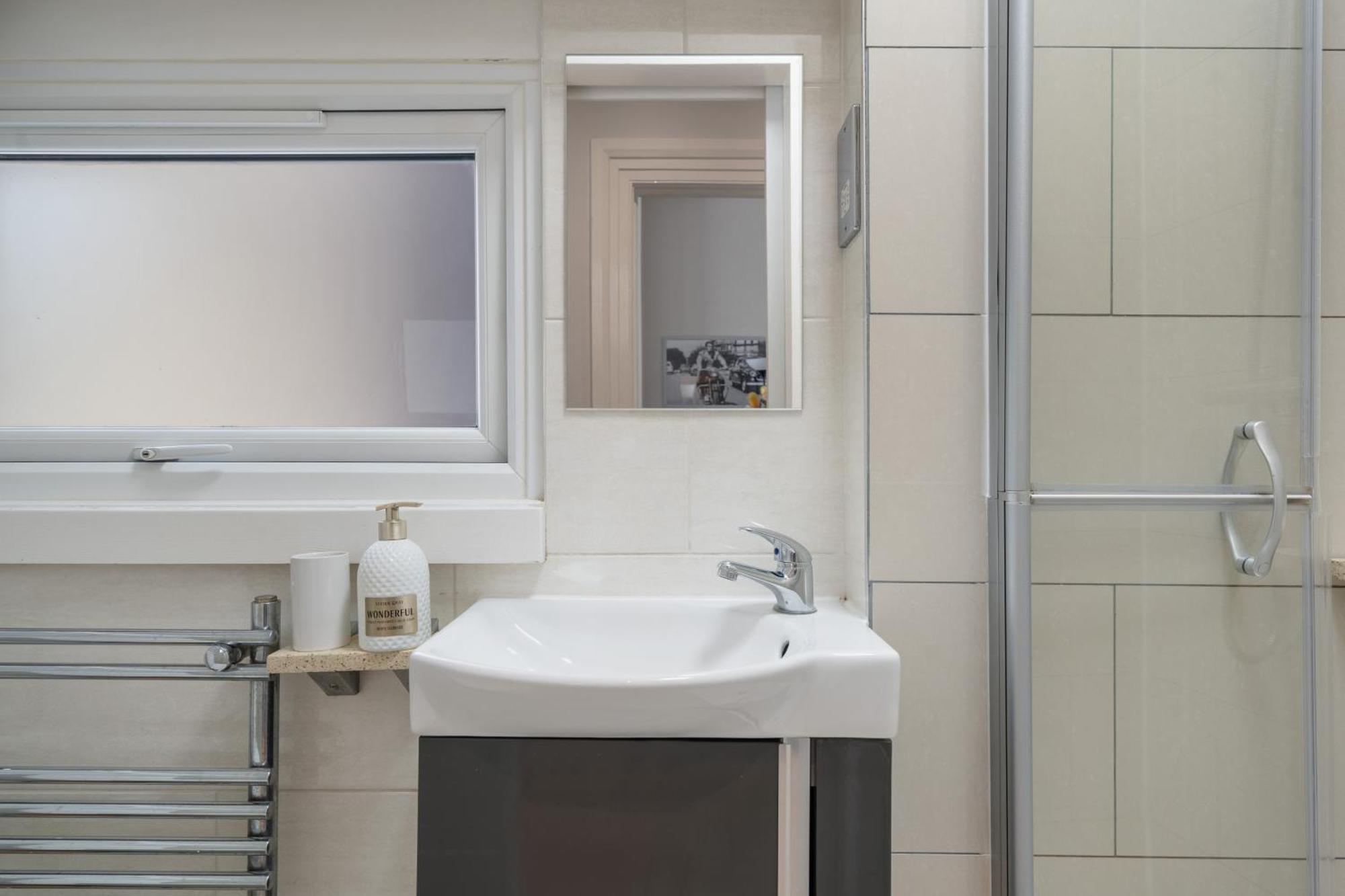Modern Studio Apartment Лондон Екстериор снимка